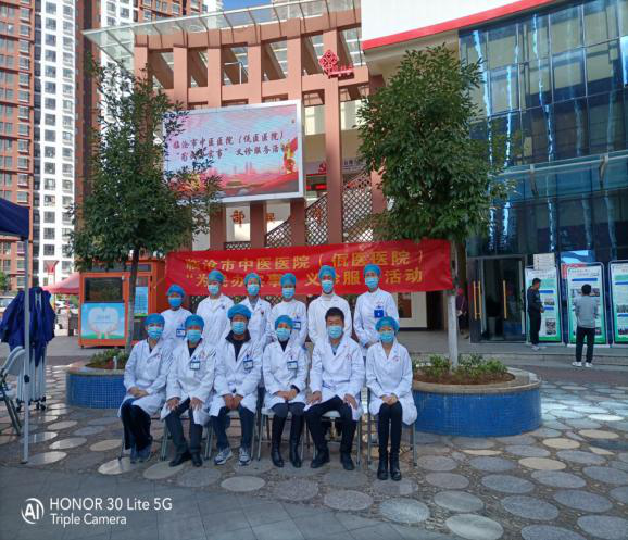 臨滄市中醫醫院深入社區開展“我為群眾辦實事、民族團結緊相擁”
